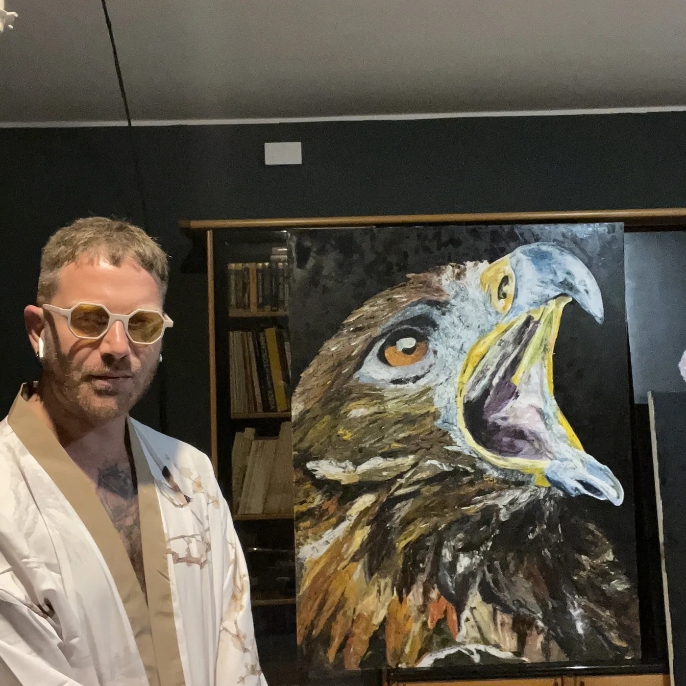 Alessandro Bordoni in atelier, accanto al suo dipinto di un'aquila.